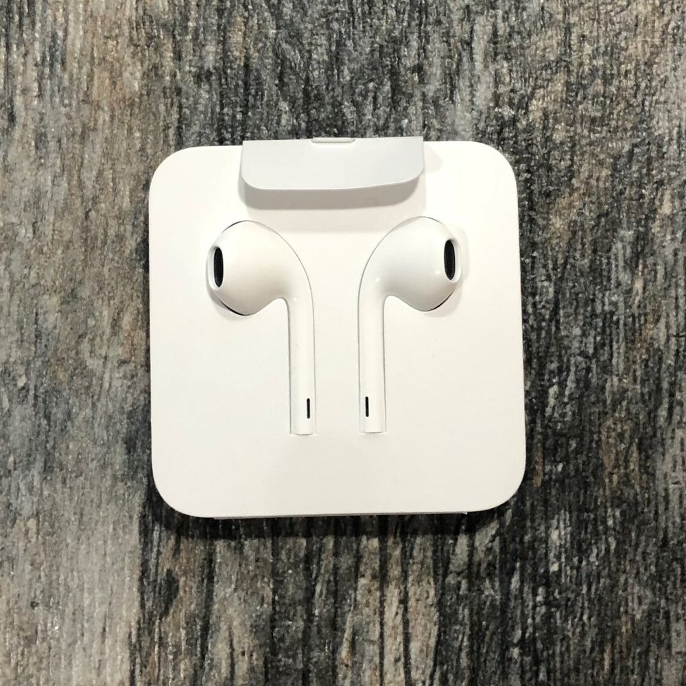 NEW Apple Ear Pods with Lightning Connector
